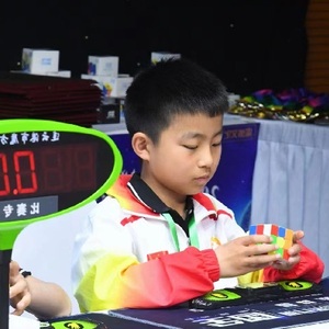 张路林
9岁
813菏泽男子全能王

张路林，9岁，爱好广泛，喜欢魔方给我带来的快乐和收获。学魔方后，让我学到了很多在家里无法学到的东西，我的改变也越来越多，认识也越来越多，首先提高了我的观察力思考力、动手记忆力等很多能力，增强了我做事情的自信心，魔方学习的意义从来不在于结果，而在于过程，每一次突破都是对自我专注力，执行力，毅力以及心态的考验，这才是魔方竞速本身的魅力和意义所在！