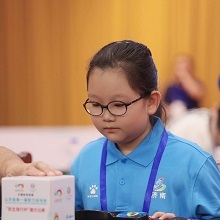 曲迅影
10岁
813济南女子全能王

曲迅影，济南选手，今年整10岁，幼儿园的时候妈妈教会了我转方块，后来拿过济南第一届智力运动会斜转的冠军，潍坊魔域华梦杯镜面公开组的亚军，奖项是对我之前的肯定，努力才是我当下应该去做的。魔方是我的好朋友，锻炼专注力，磨炼韧性力，参加比赛，见高手，练心态，我会一直在磨方之路上走下去，去突破自己，创造属于自己的高峰。