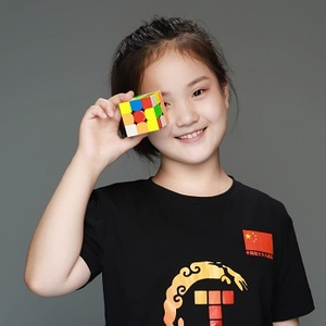 黄琳越
9岁
813青岛女子全能王

黄琳越，女，9周岁，来自山东省青岛市，2022年1月加入中国魔方少儿战队。从2019年接触魔方，通过学习魔方，认识了很多志同道合的小伙伴，锻炼的自己的记忆力，增强了空间感和色彩感，提高了手指的灵活度，对学习成绩和生活习惯都有很大的提高。在2023年8月，通过了全国魔方素质素质测评7段的认证”。人生就是在不断的挑战中逐渐成长，加油！小魔女！