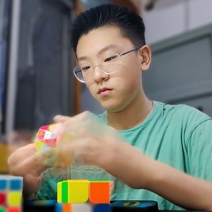 陈昊鑫
14岁
山东淄博

在校期间代表学校参加校园魔方赛，多次获得一等奖，得到学校领导们的高度认可！如今，魔方在我眼里已是一种乐趣，一种荣誉，甚至是一种挑战，每一次都尽可能转得更快。玩魔方不仅能锻炼手、眼、脑的协调能力， 增强人的记忆力、观察力、推理能力、丰富空间想象力，还可以培养人的耐力和毅力。如果你也喜欢魔方，那就让我们一直坚持自己的喜欢，在魔方的道路上越走越远！