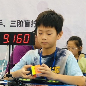 李凌霄
10岁
813全场男子VIP

李凌霄，从幼儿园中班开始接触魔方，二年级开始练习速拧和盲拧。近年来，多次参加线上、线下魔方比赛，曾获得2022年北京市第一届西铁营万达魔方大赛三阶魔方小学组冠军，中体青少年认证中心2022年度青少年魔方竞速挑战赛（北京赛区）三阶魔方冠军，2023年潍坊春季魔方赛三阶魔方公开组亚军、三阶魔方盲拧冠军，魔方之路阻且长，让我们从容面对。