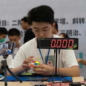 高翊翔
18岁
813临沂男子全能王

高翊翔,来自山东临沂，人称“后神”。wcaid为2019GAOY05。我和魔方的缘分始于2016年5月，此时社团正在学习魔方，我便跟着学了三阶的复原。我的主要练习项目是三速、三单、四速。魔方一直是我难以割舍的爱好。现在实力更强的新生代涌现，国内选手的实力逐渐提高，中国魔方已经崛起。希望各位都能保持对魔方的热爱，只需享受过程，享受快乐！