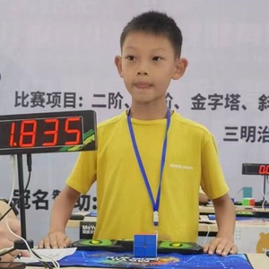 张书端
7岁
813青岛男子全能王

张书端，8周岁。说起魔方，就要从《最强大脑》的电视节目说起。其中一期节目，两位大神盲拧20个三阶魔方，直接震惊到我。2021年初我开启了魔方的学习之路。2022年我报名了“全国魔方素质素质测评认证”。一次性从一段考到了七段，还创下了当年六段、七段最小年龄记录者。2023年我又参加了魔方大师认证考核，顺利通过八段，成为大师。炫指飞舞，挑战极限！
