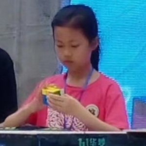 丁子砚
9岁
813日照女子全能王

一次偶然的机会丁子砚遇到了她的魔方启蒙老师，后来跟着老师开始学习魔方，玩起来魔方一坐就是好几个小时，老师都惊呆了！再后来开始参加比赛，从一开始小小的失利哭鼻子到后来的不骄不躁认真练习一次次超越自己！现在四年级的她每天空余时间就玩魔方，对于数学那些棘手的拓展问题做起来已经得心应手。小魔方，大智慧！希望每个孩子爱上魔方，拓展思维，勇于探索