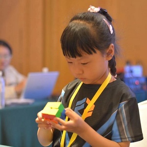 申伊杨
6岁
813北京女子全能王

申伊杨，2022年6月在和姥姥玩游戏时，偶然接触到了魔方的她立刻被吸引了，看到她拿到魔方后认真的样子，姥姥通过自学成为了她的魔方启蒙老师，后来9月她开始跟着王鹏程老师系统学习，对魔方的兴趣也更浓了，在王老师的耐心指导下，伊杨开始参加比赛，结识了有同样爱好的小朋友，魔方的神奇性质在伊杨的成长中起了重要作用，拥有魔方的她越来越自信啦！
