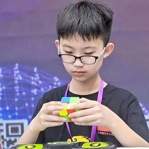李禹辰
11岁
天津

李禹辰，来自天津，现在是小学六年级的一名学生。在2021年的寒假我与魔方结缘，还记得那天晚上，我在家里找到了一个三阶魔方，不断练习中我复原用时越来越短，我很开心。之后我自学了其他魔方，比如二阶魔方、枫叶魔方、金字塔魔方。我通过不断努力，2022年8月成功加入中国魔方少儿战队，在2023年潍坊夏季魔方公开赛中，我取得了U12组第五名的好成绩，之后的我会更加努力，继续前行！